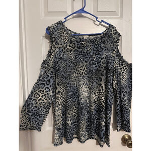 3/$15 Plus size cold shoulder top excellent condition size 18/20